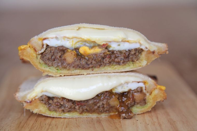 カッティングボードに置かれたキーマカレーのホットサンド