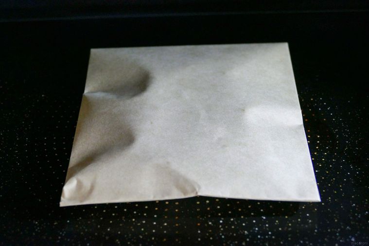 茶封筒にぎんなんを入れて電子レンジで加熱する様子