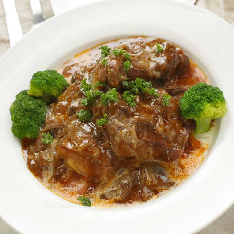 白い皿に盛り付けられたデミグラスソースたっぷりの豚の角煮