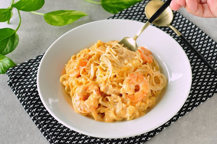 白い丸皿に盛り付けた辛ラーメンでクリームパスタ風