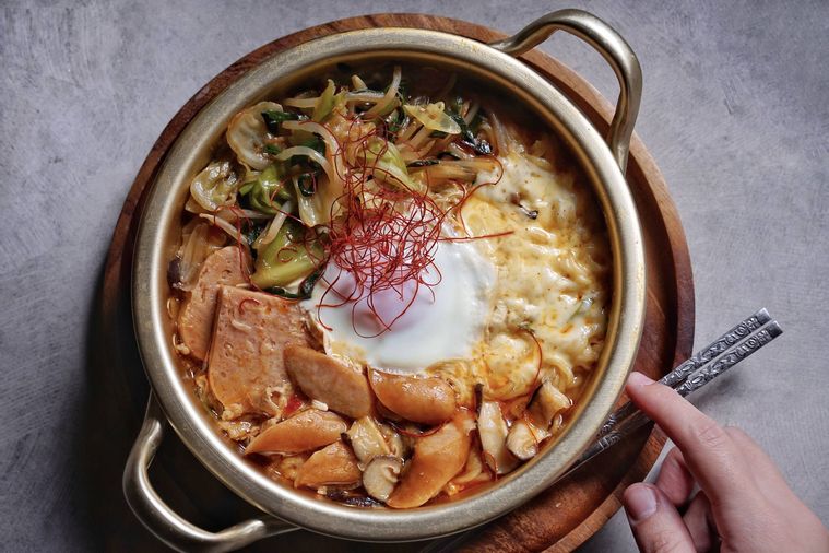 鍋に入ったプテチゲ風の辛ラーメン