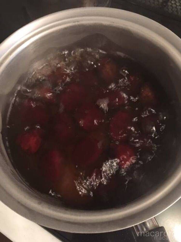 栗をゆでている様子