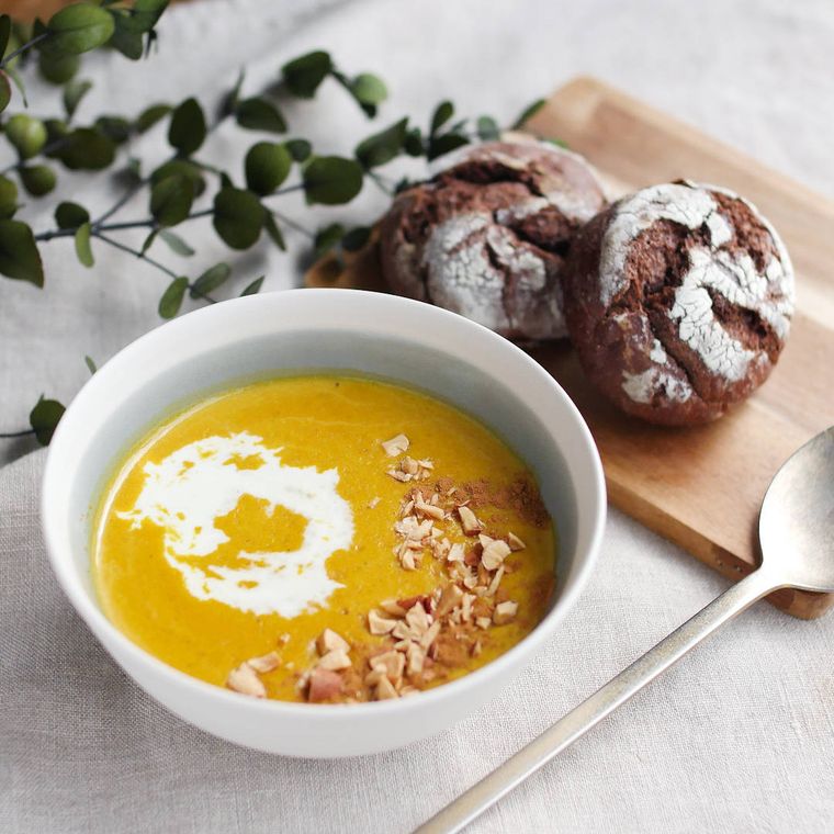 白い器に盛られた栗とかぼちゃのクリームポタージュ