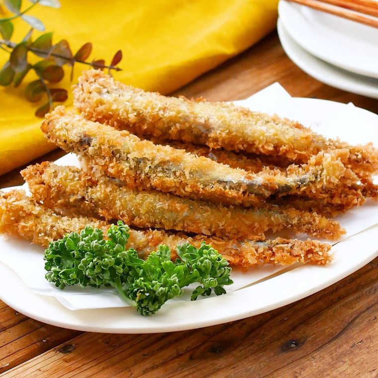 白い皿に盛り付けられたししゃもフライ