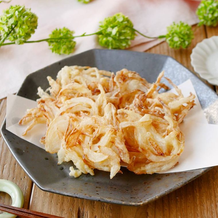 皿に盛り付けられた新玉ねぎのかき揚げ
