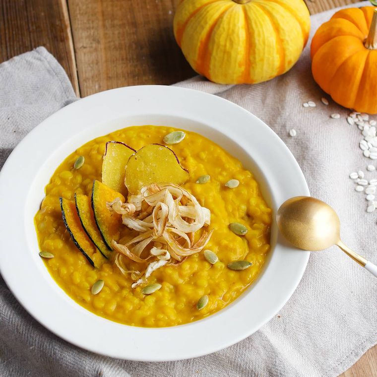 白い皿に盛り付けられた押し麦とかぼちゃのクリームリゾット