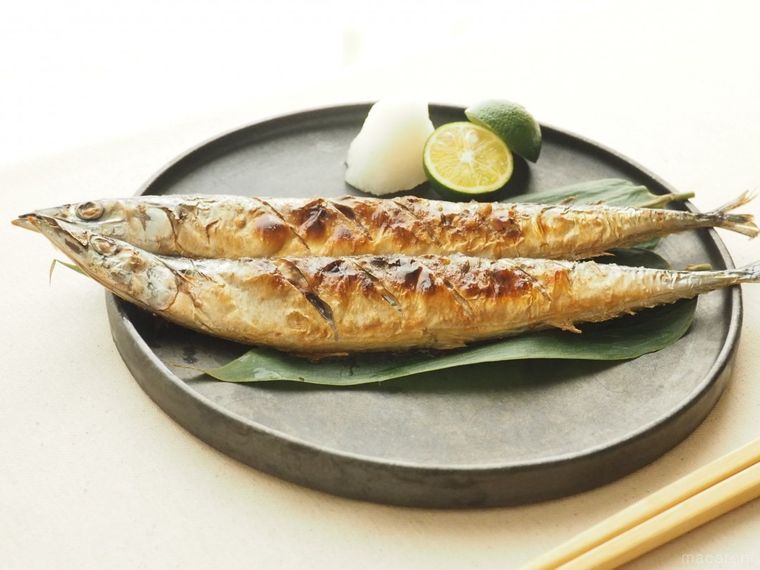 黒い皿にのったさんまの塩焼き