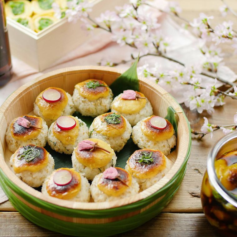 木の器に盛られた味噌チーズ焼きおにぎり