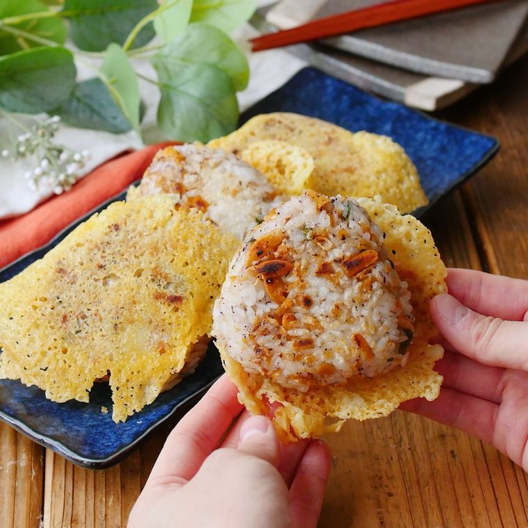 青い皿に盛られた羽根つき焼きおにぎり