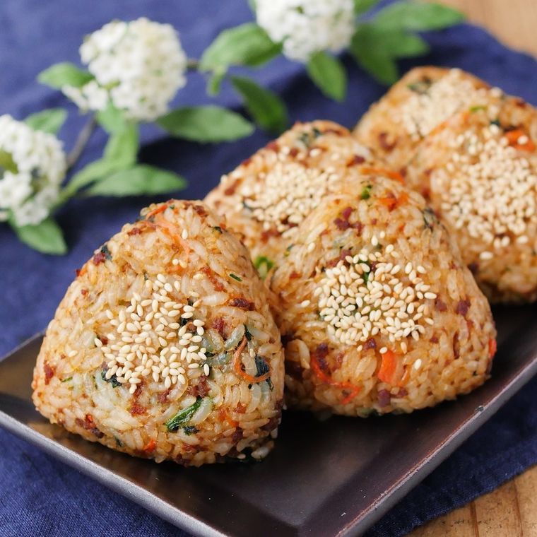 黒い皿に盛られたビビンバ焼きおにぎり