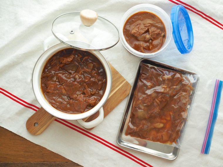 白い鍋や保存容器、ジッパー付き保存袋に入れられたビーフシチュー