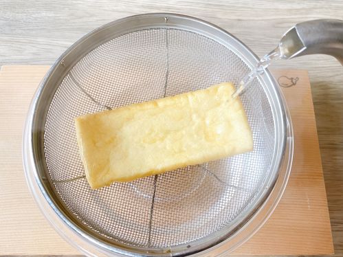 料理によって使い分け！油揚げの油抜き方法まとめ