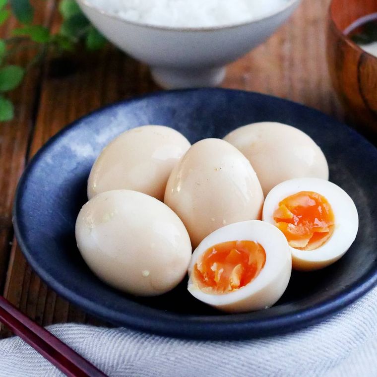 黒い皿に盛られたコンソメ煮卵