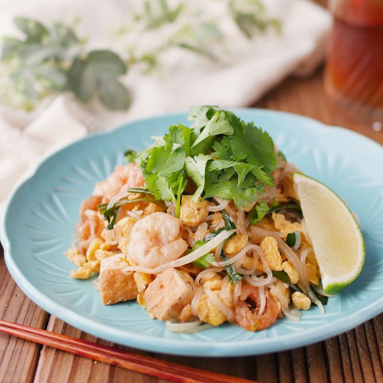 水色のお皿に盛られたしらたきパッタイ