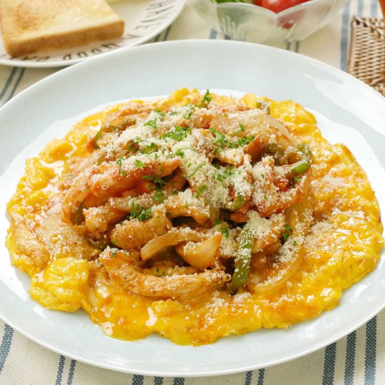 白いお皿に盛られた鶏むね肉のタバスコケチャップ卵焼き