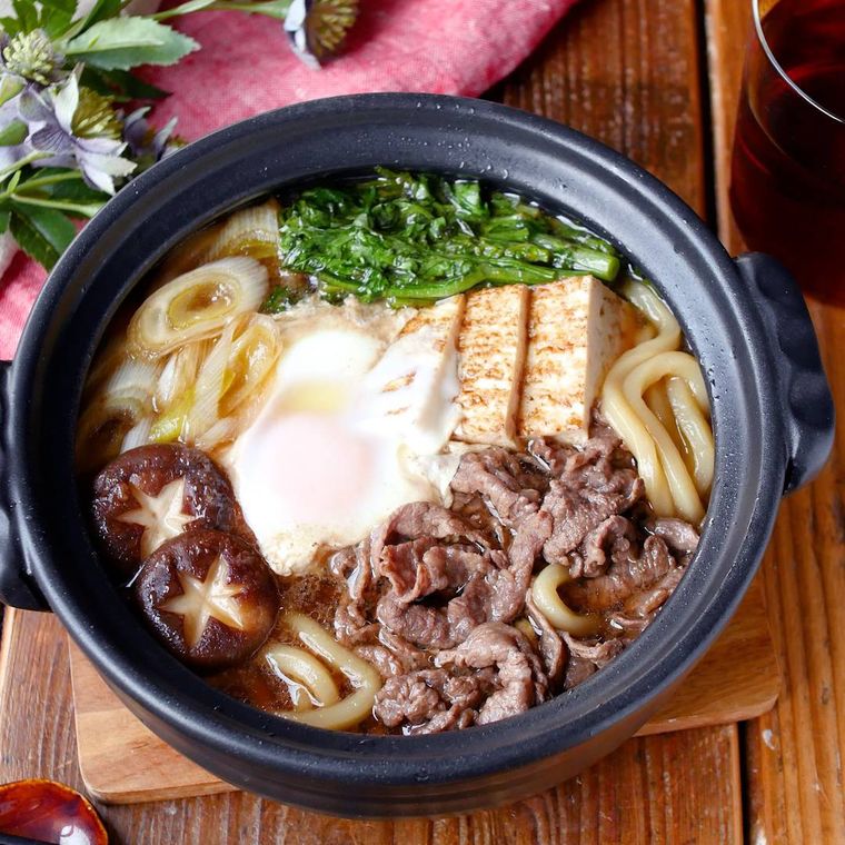 黒い土鍋にすき焼き風の煮込みうどん