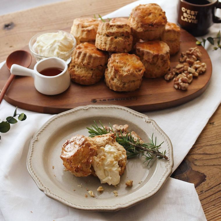 木製のトレーとグレー色の丸皿に盛られた、メープルウォールナッツスコーン