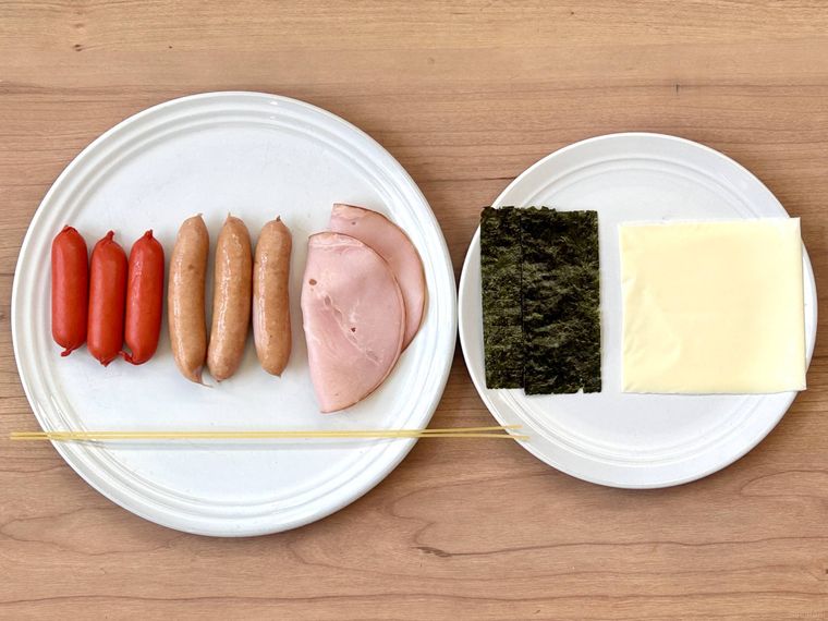 ウインナーとデコるためのハムなどの材料が並んでいるところ