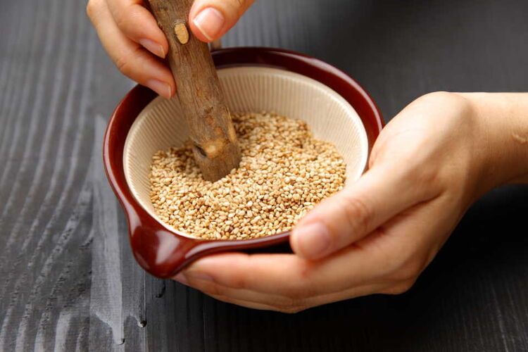 「ごまをする人=媚びてる人」ってなんで?ごますりポーズの由来とはの画像