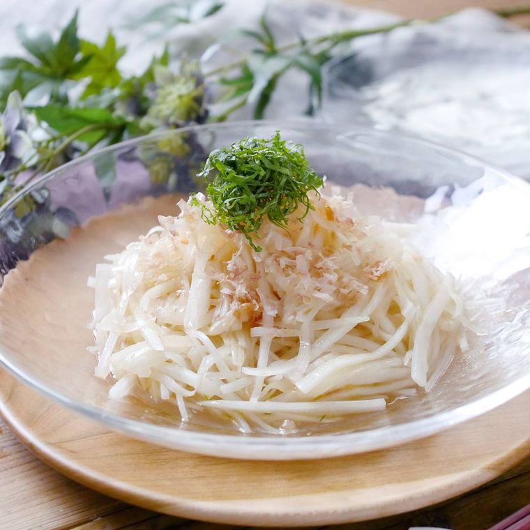 ガラス皿に盛りつけられた大葉トッピングの大根梅おかかサラダ