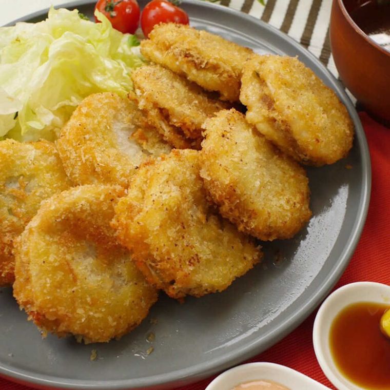 グレーの皿に盛られた大根はさみ揚げ