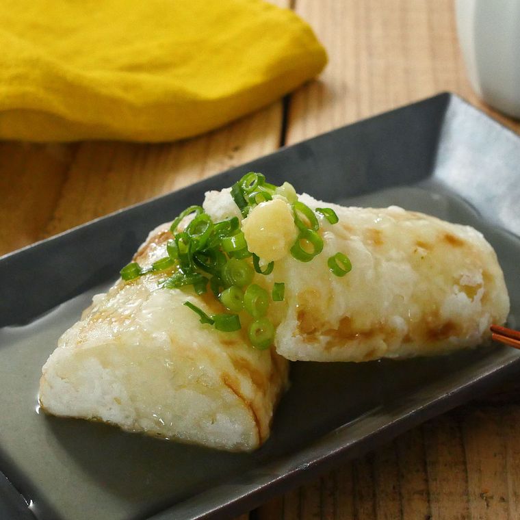 黒い皿に盛られたあんかけ揚げ大根