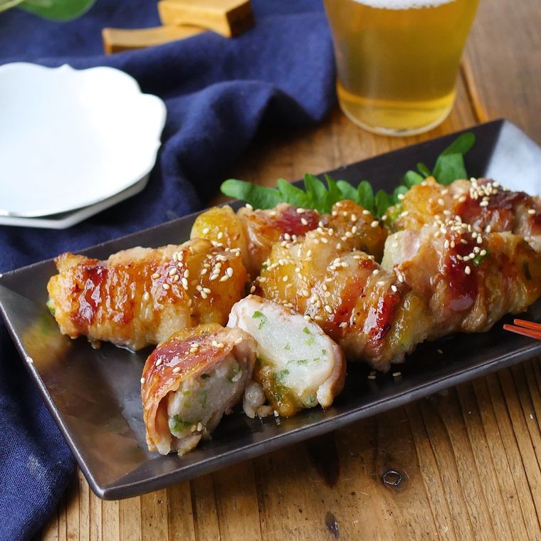 黒い角皿に盛り付けた肉巻き大根もち