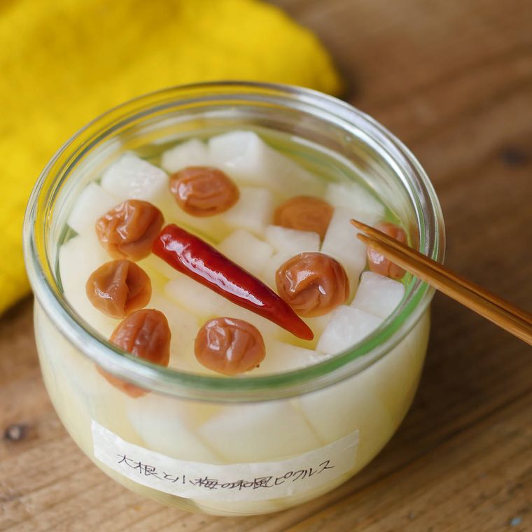 ガラス瓶に入った大根のさっぱりピクルス