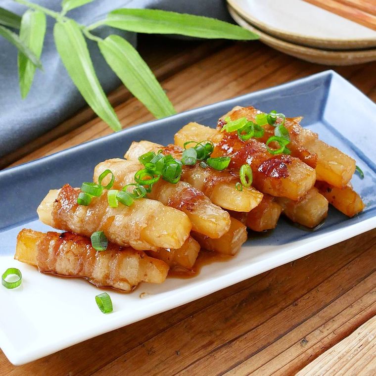 大根の肉巻きが四角の皿に盛り付けられているところ