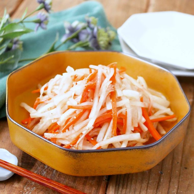 八角形の黄色い器に盛りつけられた大根とにんじんの中華風サラダ