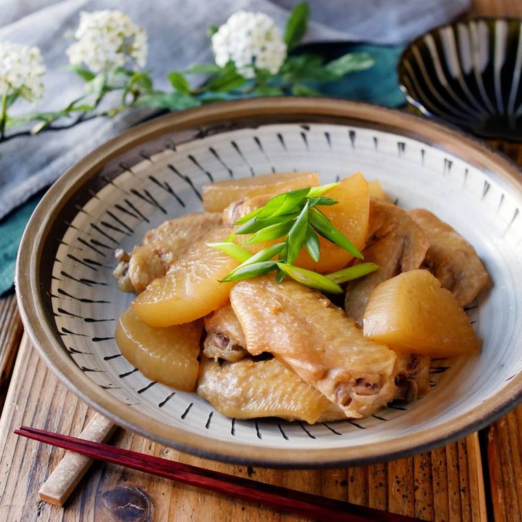 手羽先と大根の照り煮が和風の器に盛り付けられているところ