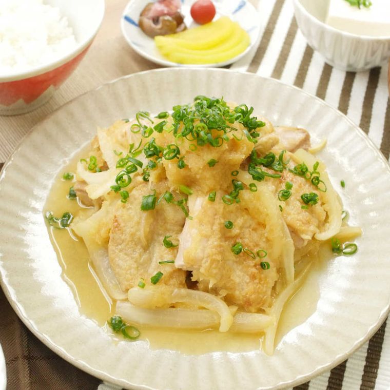 白い皿に盛りつけられている鶏もも肉と玉ねぎの大根おろし漬け
