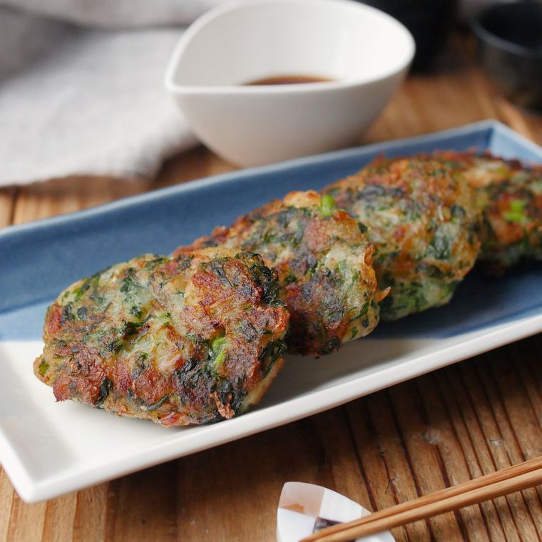 青と白と角皿に盛り付けた大根もち