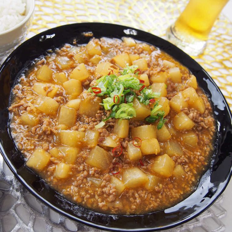 黒い器に盛り付けた麻婆大根