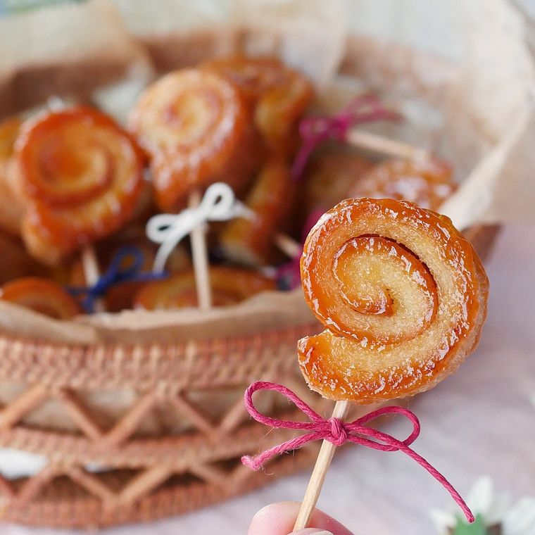 爪楊枝に刺された、クイニーアマン風スティック