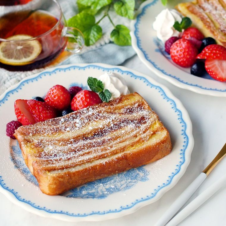 白い皿に盛り付けられた、パン耳フレンチトースト