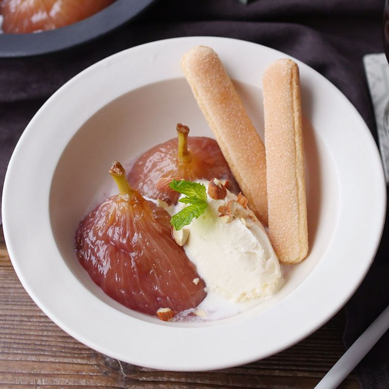 白い丸皿に盛られたいちじくのコンポートとアイスクリーム