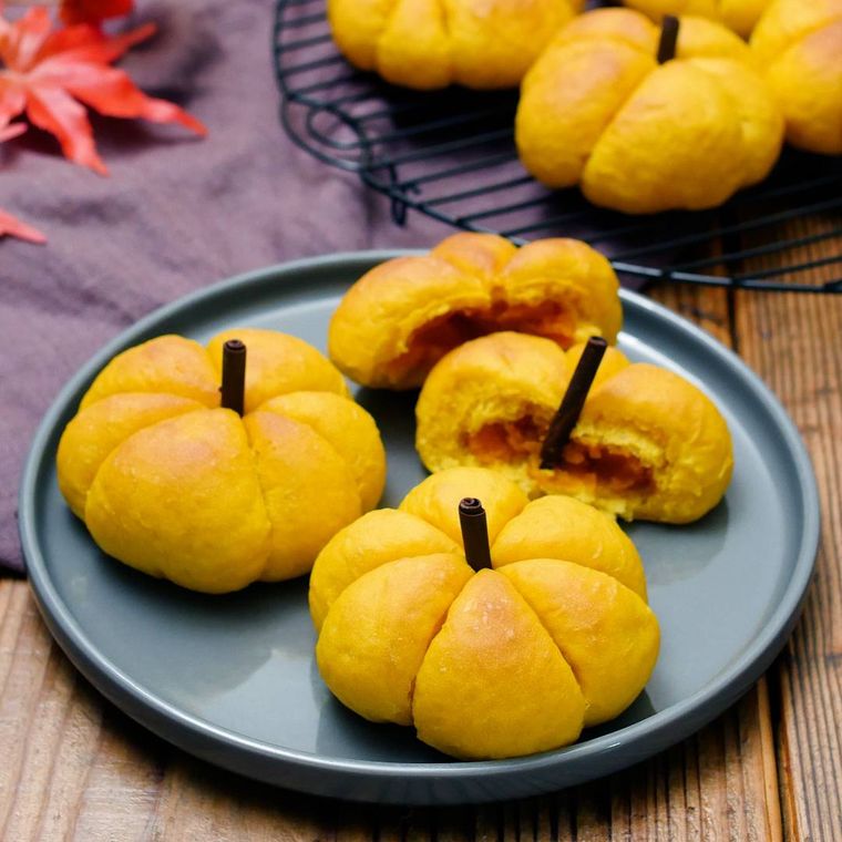 水色のお皿に盛られた、かぼちゃのしっとりあんパン