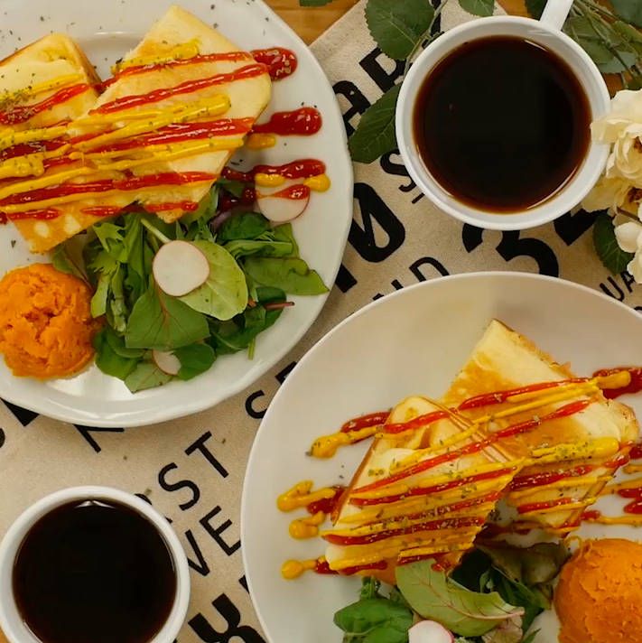 ケチャップとマスタードをかけている、かぼちゃのアメリカンドッグケーキ