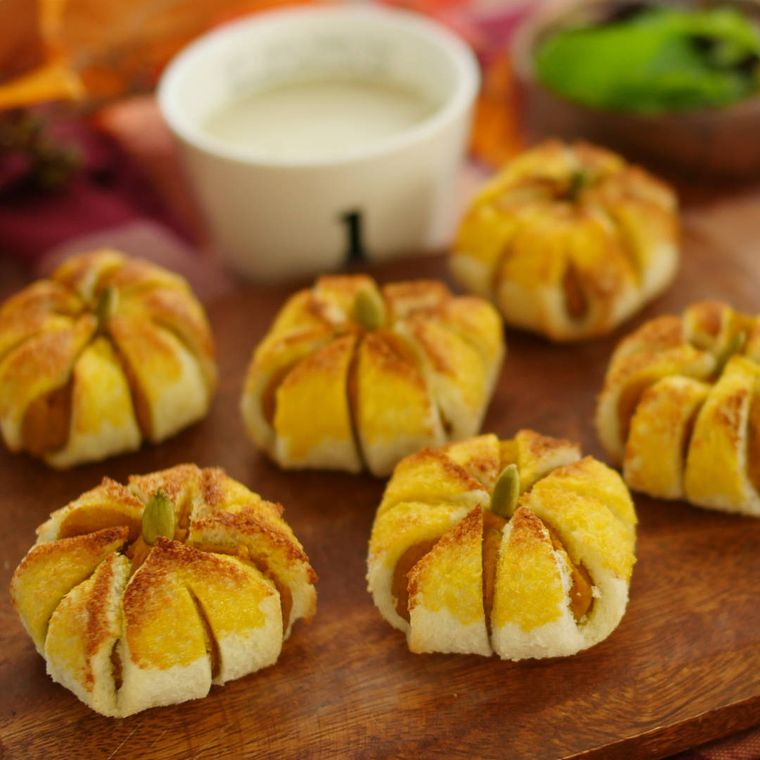 かぼちゃに見立てた揚げないミニカレーパン