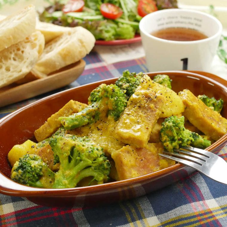 茶色の皿に盛りつけられた、ブロッコリーとじゃがいものスパム炒め