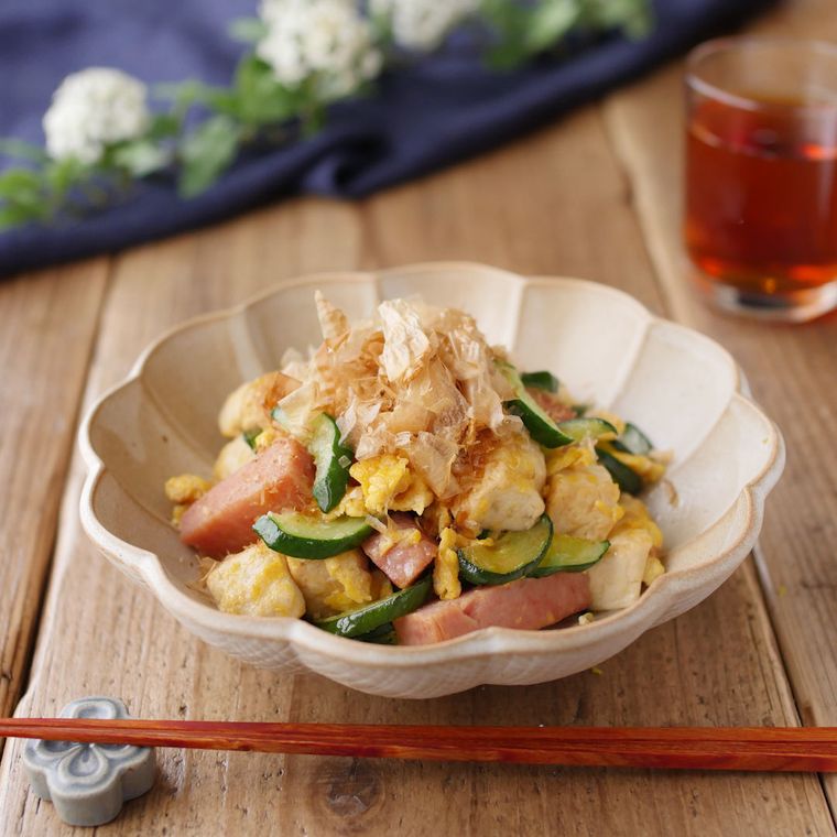 花びら形の皿に盛りつけられたスパムと木綿豆腐、きゅうりの炒め物