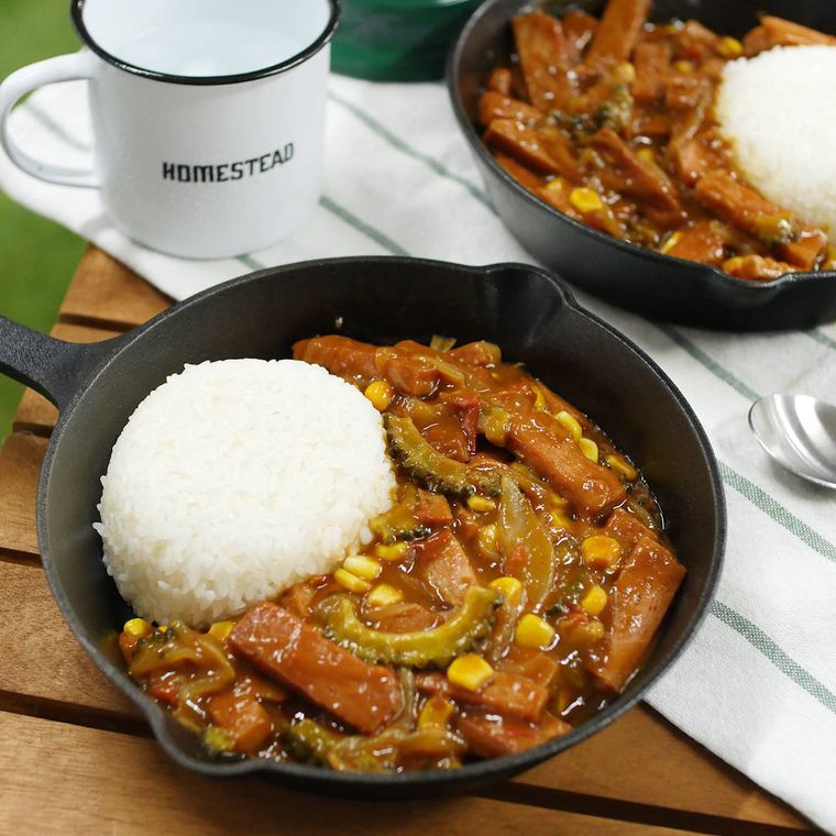 スキレットに盛りつけられたごはん、スパムとゴーヤ入りのカレー