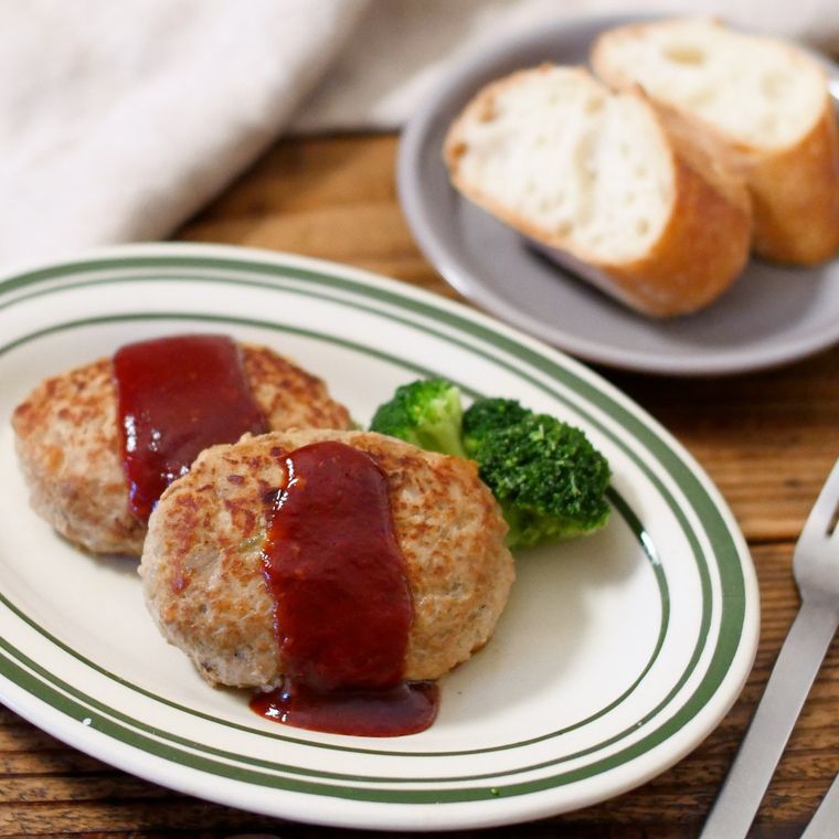 皿に盛られたえのき入りハンバーグ