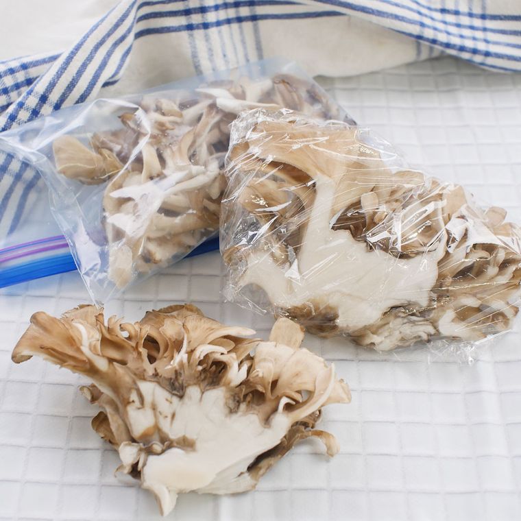 ラップで包まれたまいたけと保存袋に入ったまいたけ