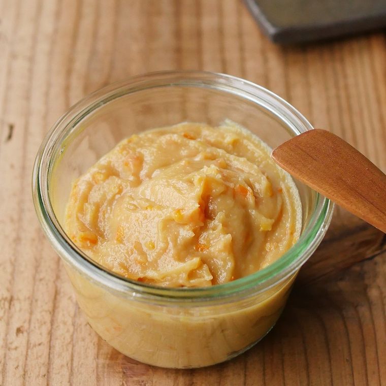 ガラスの容器に入れられた合わせみそ