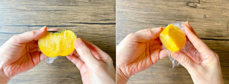 カットした柿をラップで包む様子