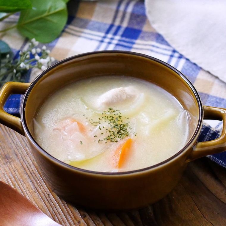 茶色いスープカップに盛り付けたクリームシチュー