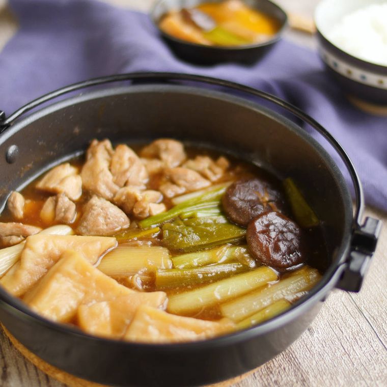 黒い鍋に入った、長ネギのすき焼き