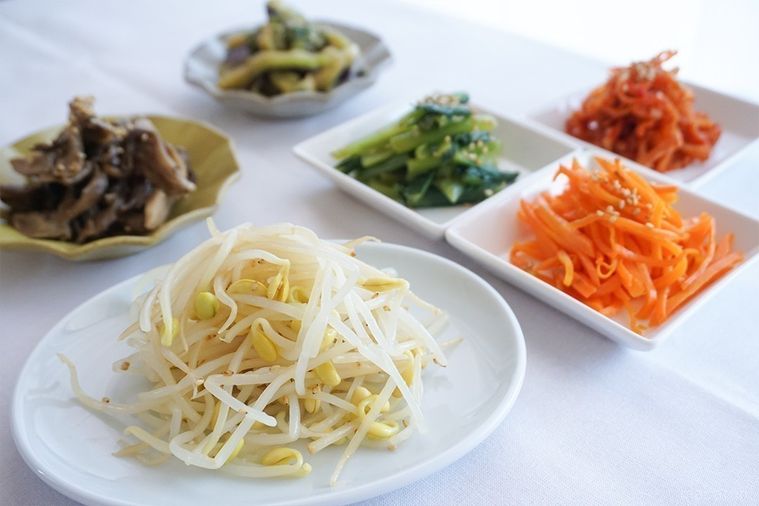 器に盛られた色とりどりの野菜ナムル